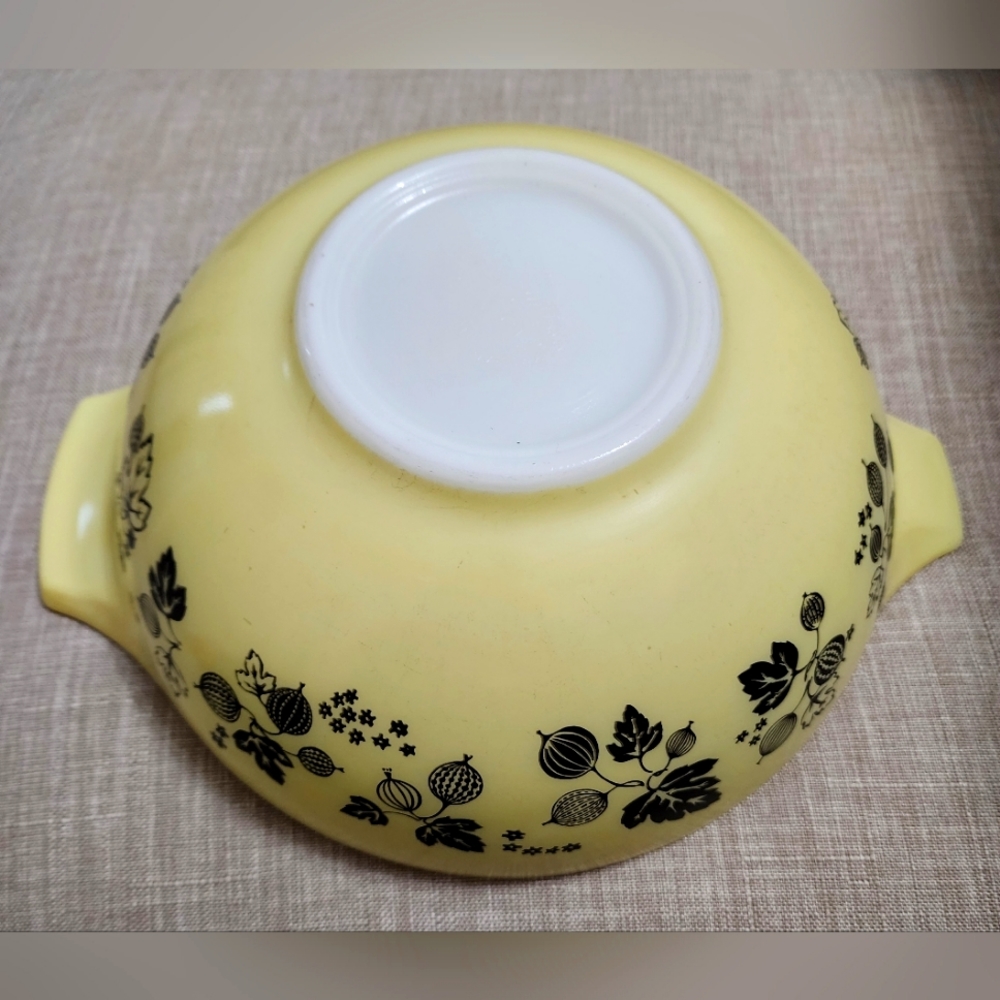 Vintage Pyrex Bowl